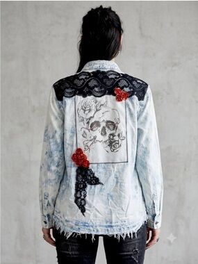 Upcycled Bombshell Revival
Acid Wash Skull & Roses
Button-Up Shirt L/M relaxed